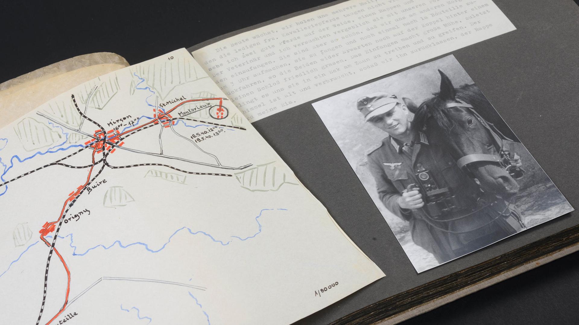 Eine Seite aus dem Kriegsalbum. Johannes Seiler und das gestohlene Pferd. Auf handgezeichneten Karten hat er seine Route markiert.
