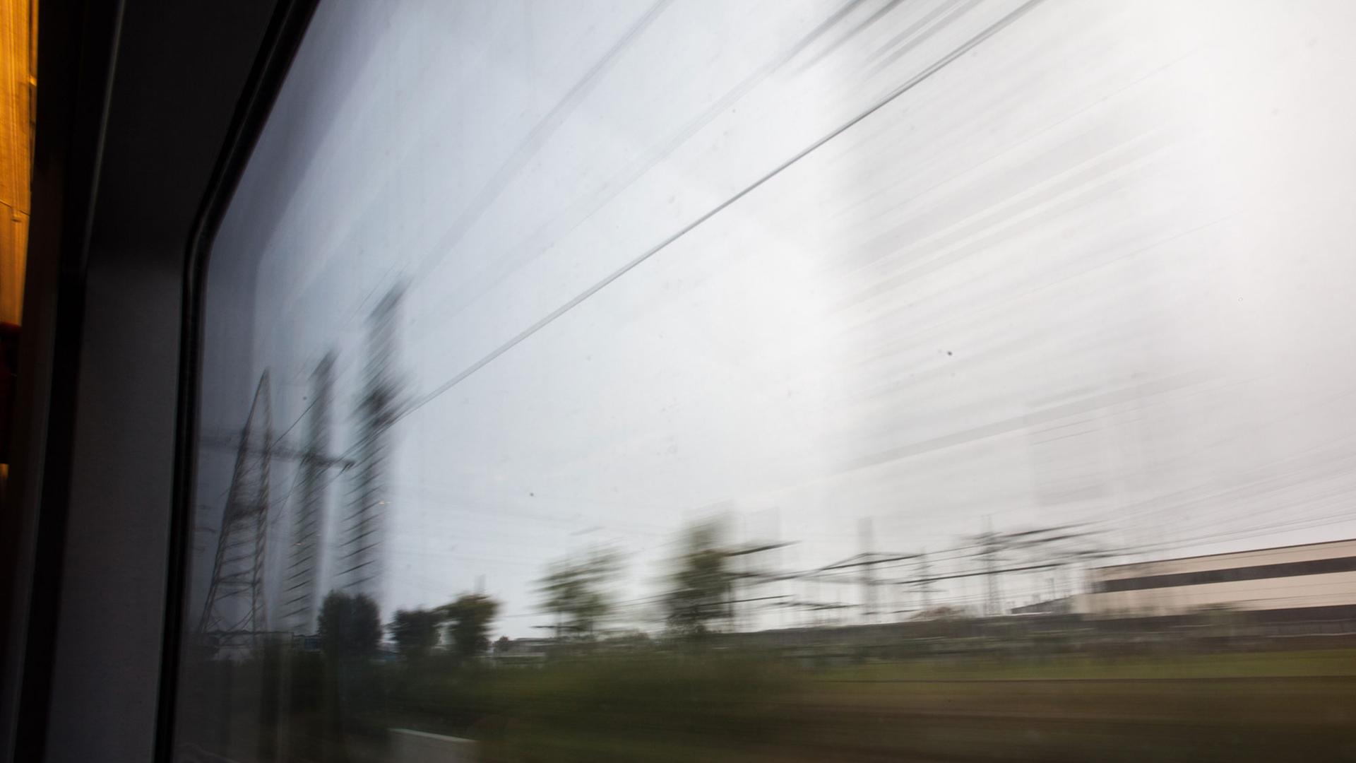 Der Blick aus dem Zugfenster zeigt eine verschwommene Landschaft. Aufgenommen in Köln am 30.09.2012.