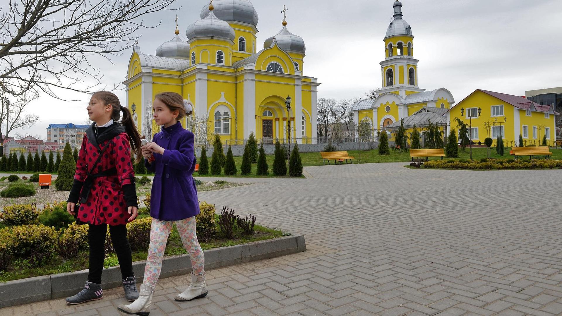 Kinder laufen durch einen Park in Comrat, der Hauptstadt der autonomen Region Gagausien in der Republik Moldau