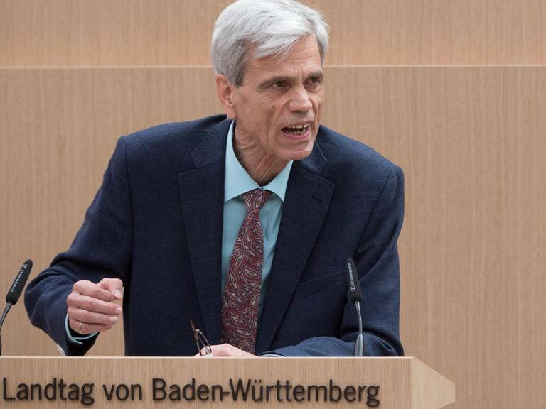 Der baden-württembergische Landtagsabgeordnete Wolfgang Gedeon (AfD) am Rednerpult.