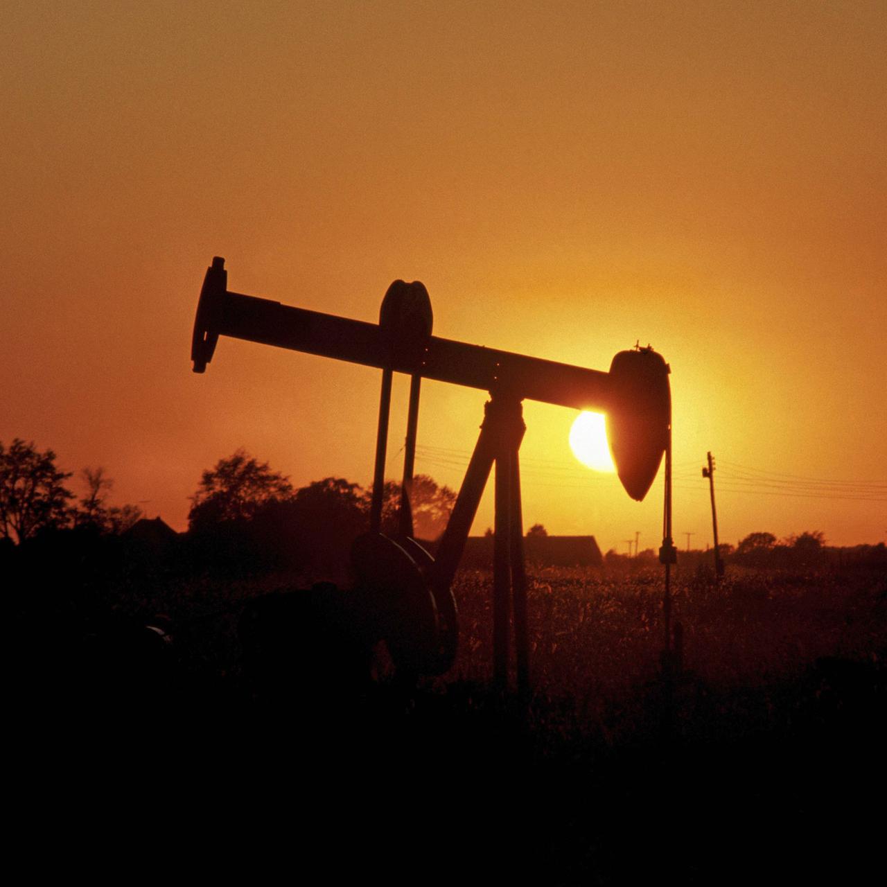 Eine Erdölpumpe im Sonnenuntergang.