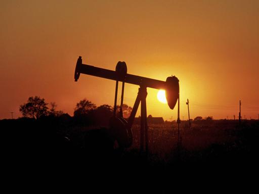Eine Erdölpumpe im Sonnenuntergang. Eine Erdölpumpe im Sonnenuntergang.