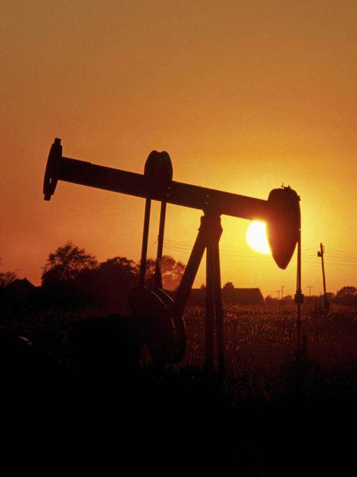 Eine Erdölpumpe im Sonnenuntergang. Eine Erdölpumpe im Sonnenuntergang.