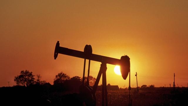 Eine Erdölpumpe im Sonnenuntergang.