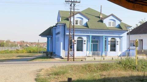 „Dies ist das Haus von Vojislav Seselj“ steht an dem Haus inmitten des Orts Hrtkovci - in Leuchtschrift, die nachts weithin zu sehen ist.