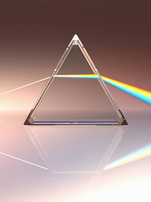Lichtstrahlen brechen an einem Prisma zu Farbstrahlen - Diese Entdeckung machte der Physiker Sir Isaac Newton und konnte so die Entstehung eines Regenbogens erklären.