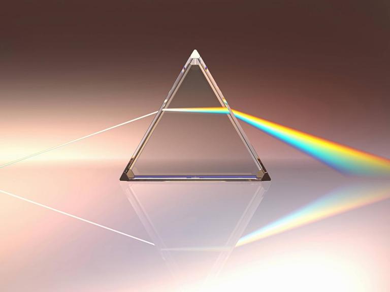 Lichtstrahlen brechen an einem Prisma zu Farbstrahlen - Diese Entdeckung machte der Physiker Sir Isaac Newton und konnte so die Entstehung eines Regenbogens erklären.