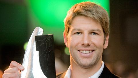 Der Fußballer Thomas Hitzlsperger zeigt am Dienstag (11.10.2011) im Meilenwerk in Düsseldorf den Julius-Hirsch-Ehrenpreis 2011.