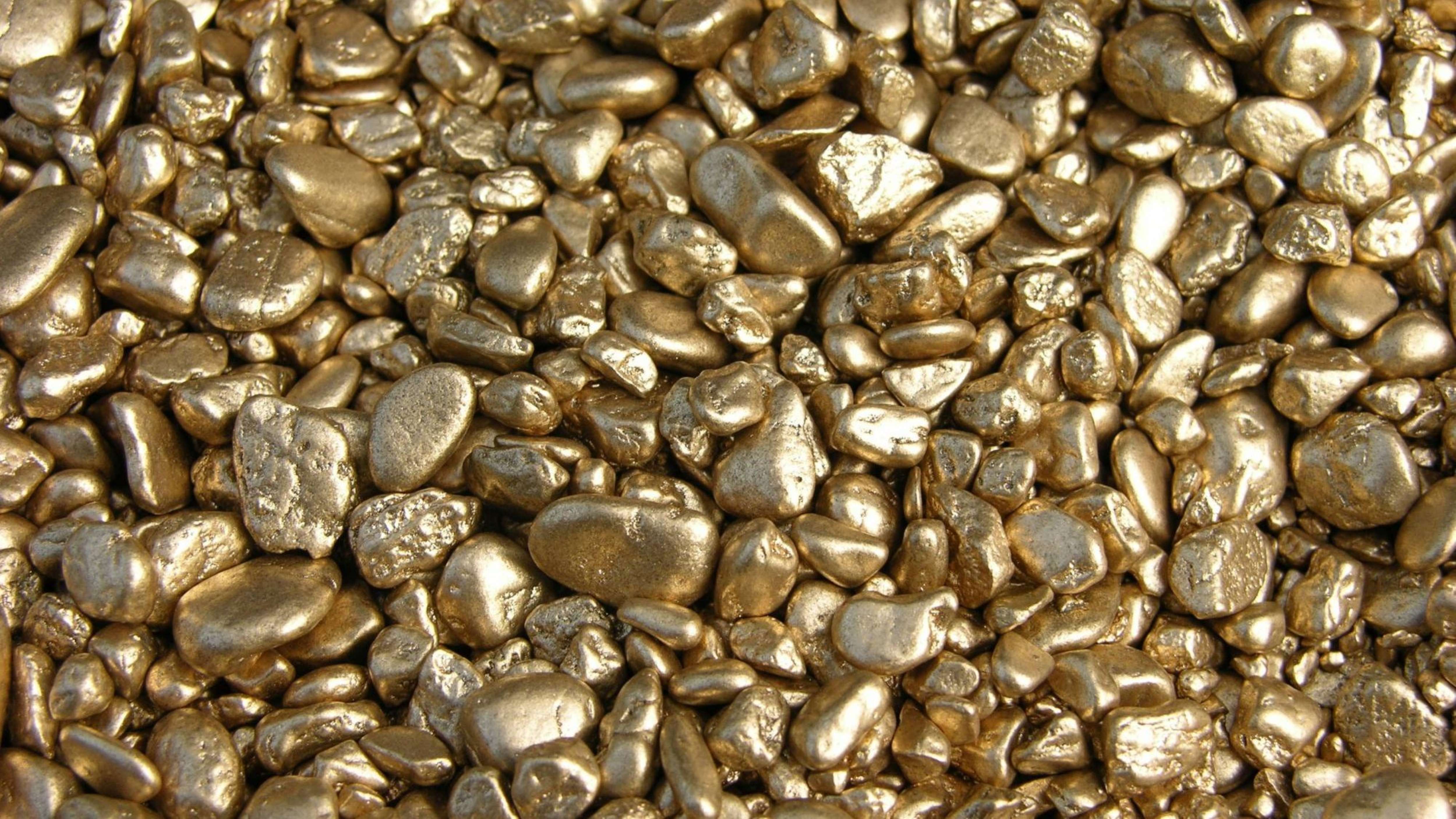 Ein Haufen glänzender Goldnuggets