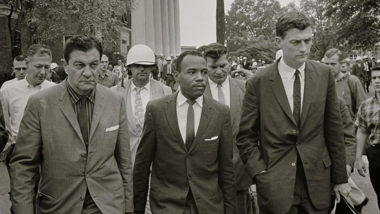 James Meredith, der 1962 als erster schwarzer Student zum Campus der "Ole Miss" eskortiert wird.