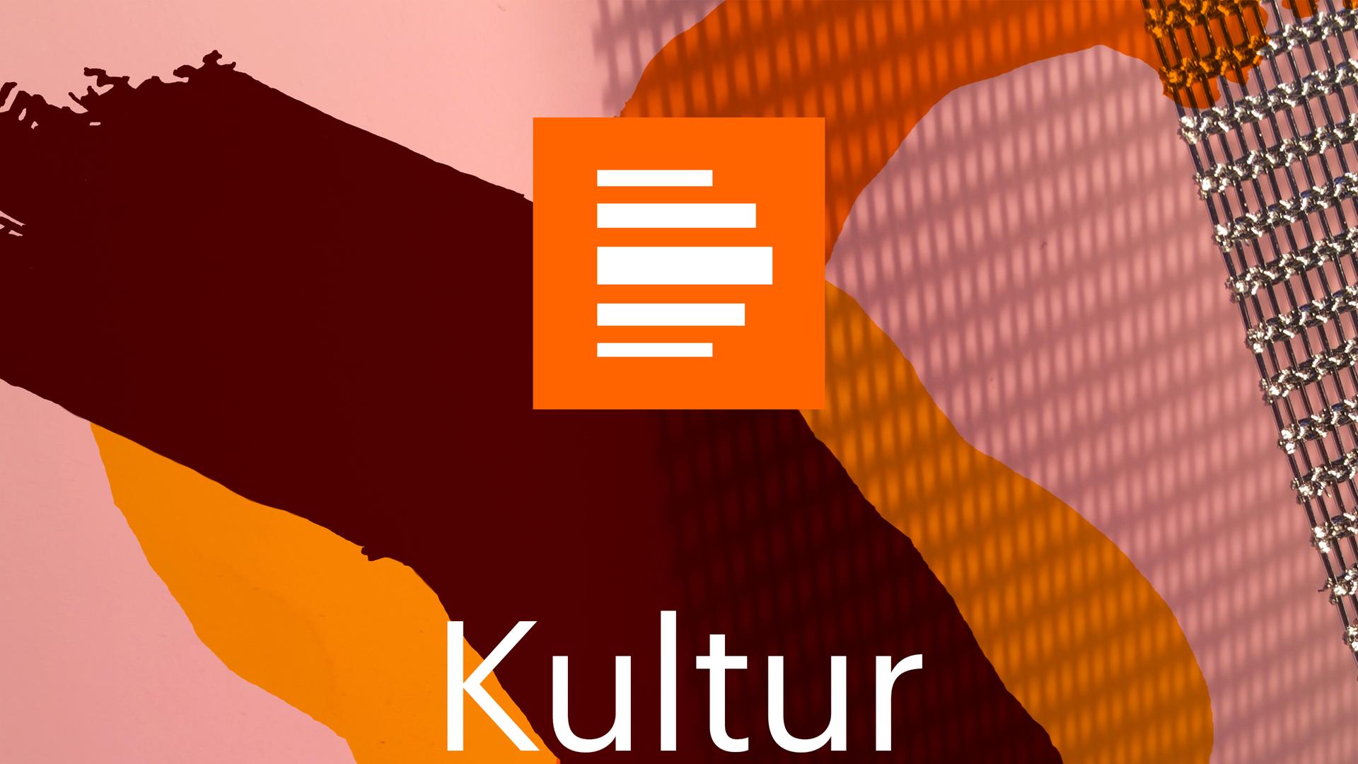 Das Bild zeigt das Podcast-Logo der "Kulturnachrichten". Es zeigt einen rosafarben Hintergrund, auf dem eine metallene Gitterstruktur samt Schlagschatten zu sehen ist. Darüber sind mehrere abstrakte, halbtransparente Flächen in Orangetönen gelegt, darüber ist "Kulturnachrichten" zu lesen.
