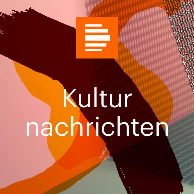 Das Bild zeigt das Podcast-Logo der "Kulturnachrichten". Es zeigt einen rosafarben Hintergrund, auf dem eine metallene Gitterstruktur samt Schlagschatten zu sehen ist. Darüber sind mehrere abstrakte, halbtransparente Flächen in Orangetönen gelegt, darüber ist "Kulturnachrichten" zu lesen.