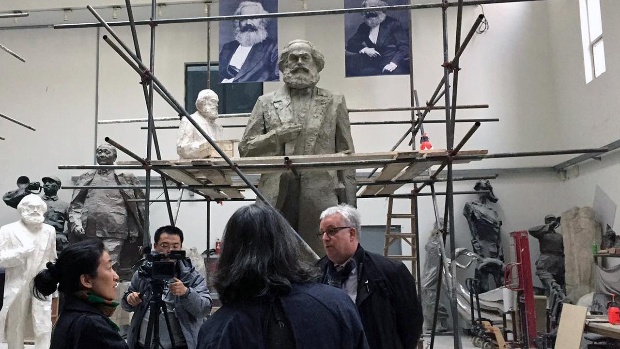 Ganz schön groß: Wu Weishan und Andreas Ludwig geben Interviews vor der riesigen Skulptur.