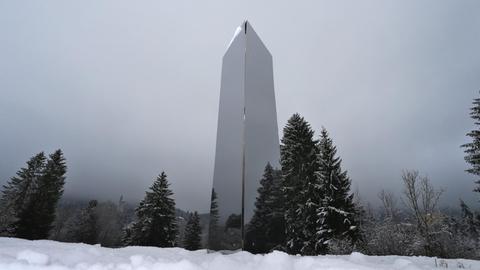 Ein Monolith aus Metall steht unterhalb des Schlosses Neuschwanstein auf einer Wiese im Schnee. Wer die rund zwei Meter große Metall-Stele in dem Feld in Schwangau (Landkreis Ostallgäu) aufgestellt hat, ist noch unklar.