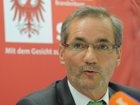 Brandenburgs Ministerpräsident Matthias Platzeck (SPD) erklärt seinen Rücktritt.