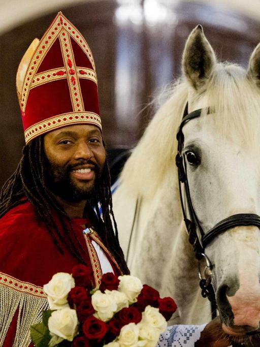Der niederländische Schauspieler Patrick Mathurin will neuer "Sinterklaas" im Land werden. Mathurin beteiligt sich an den antirassistischen Protesten gegen die Figur des 'Zwarte Piet', des "Schwarzen Peters" beim Nikolaus-Fest.