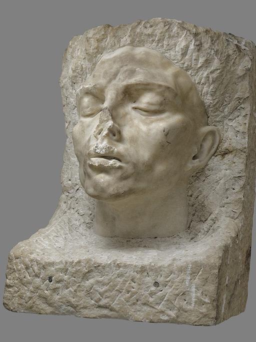 Arno Breker: Romanichel, 1940, Marmor, 90 x 68 x 60 cm. Bei dem Dargestellten handelt es sich um einen jungen Sinto oder Rom, dessen Name nicht überliefert ist. Breker begegnete ihm in den 1920er Jahren in Paris.