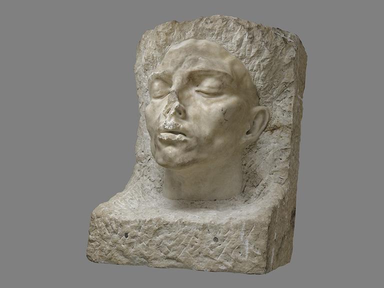 Arno Breker: Romanichel, 1940, Marmor, 90 x 68 x 60 cm. Bei dem Dargestellten handelt es sich um einen jungen Sinto oder Rom, dessen Name nicht überliefert ist. Breker begegnete ihm in den 1920er Jahren in Paris.