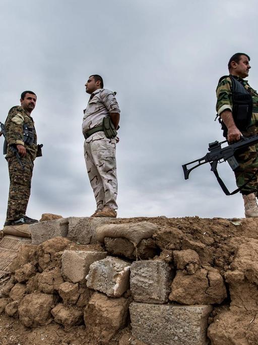 Peschmerga-Kämpfer halten nahe Kirkuk im Nordirak die Stellung.