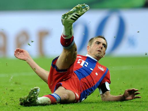Philipp Lahm vom FC Bayern München stürzt beim Elfmeterschießen im Pokalspiel gegen Borussia Dortmund am 28. April 2015.