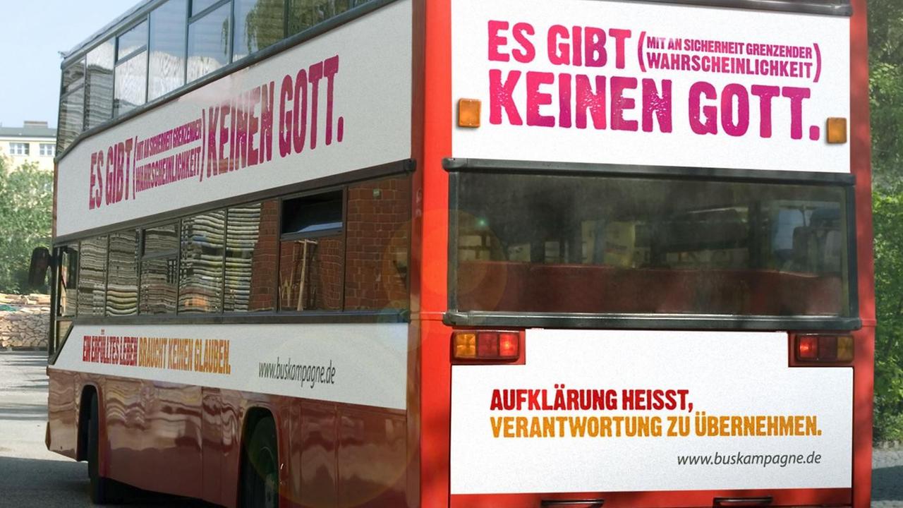 Ein Bus mit der Aufschrift "Es gibt (mit an Sicherheit grenzender Wahrscheinlichkeit) keinen Gott." Die Kampagne von Atheisten startete 2008 in Großbritannien und fand auch in Deutschland Unterstützer. 