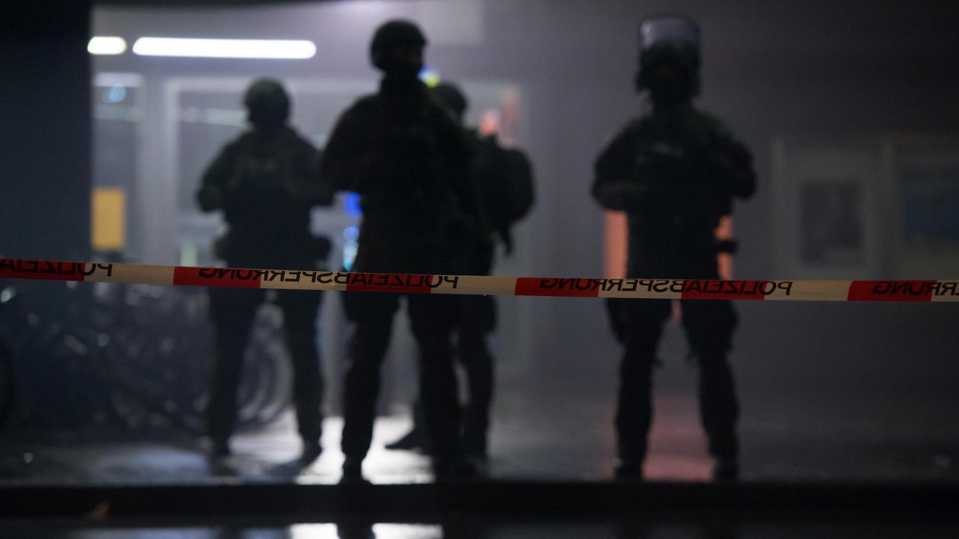 Polizisten stehen am 01.01.2016 in München vor dem Hauptbahnhof.