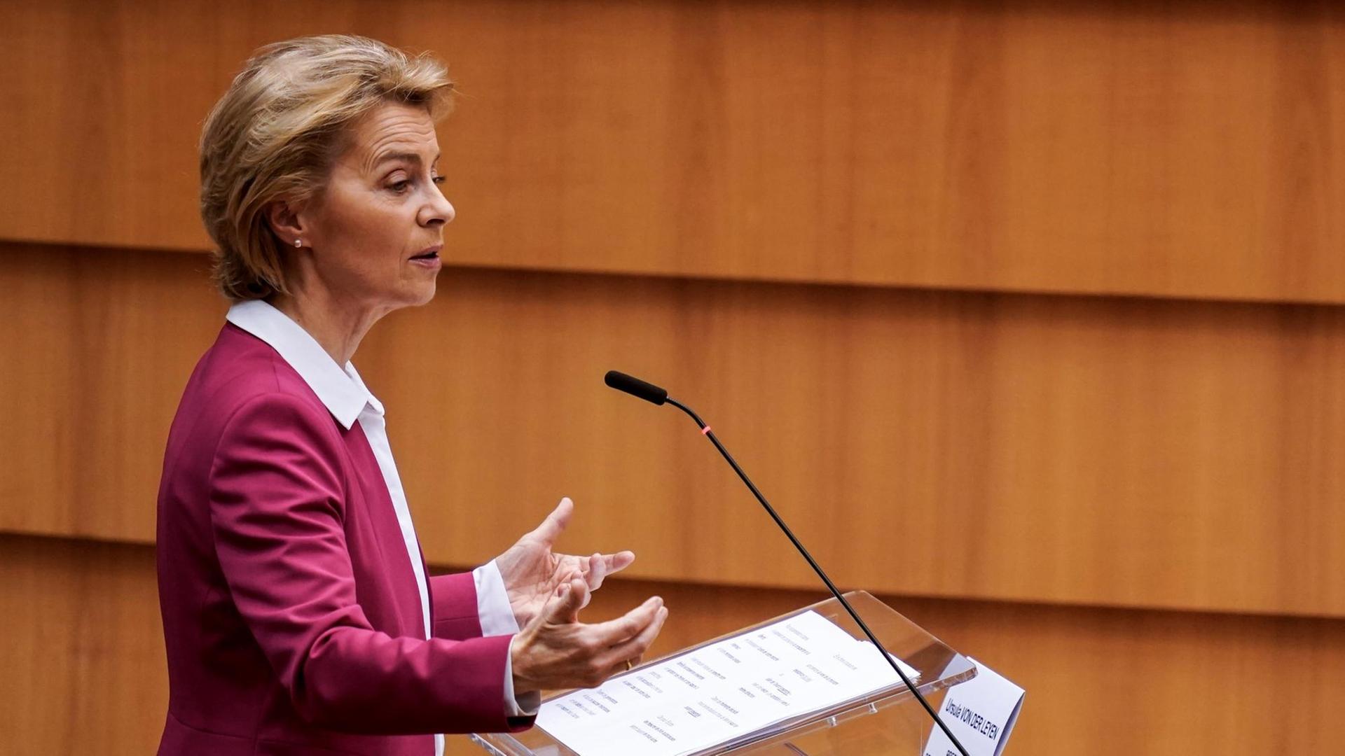 Das Foto zeigt EU-Kommissionspräsidentin von der Leyen in einer Rede vor dem Europäischen Parlament.