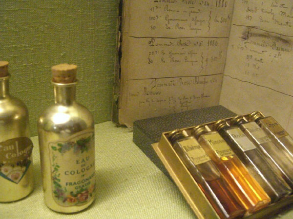 Ausstellungsvitrine im Museum der Firma Fragonard (Grasse), alte Parfümrezepte