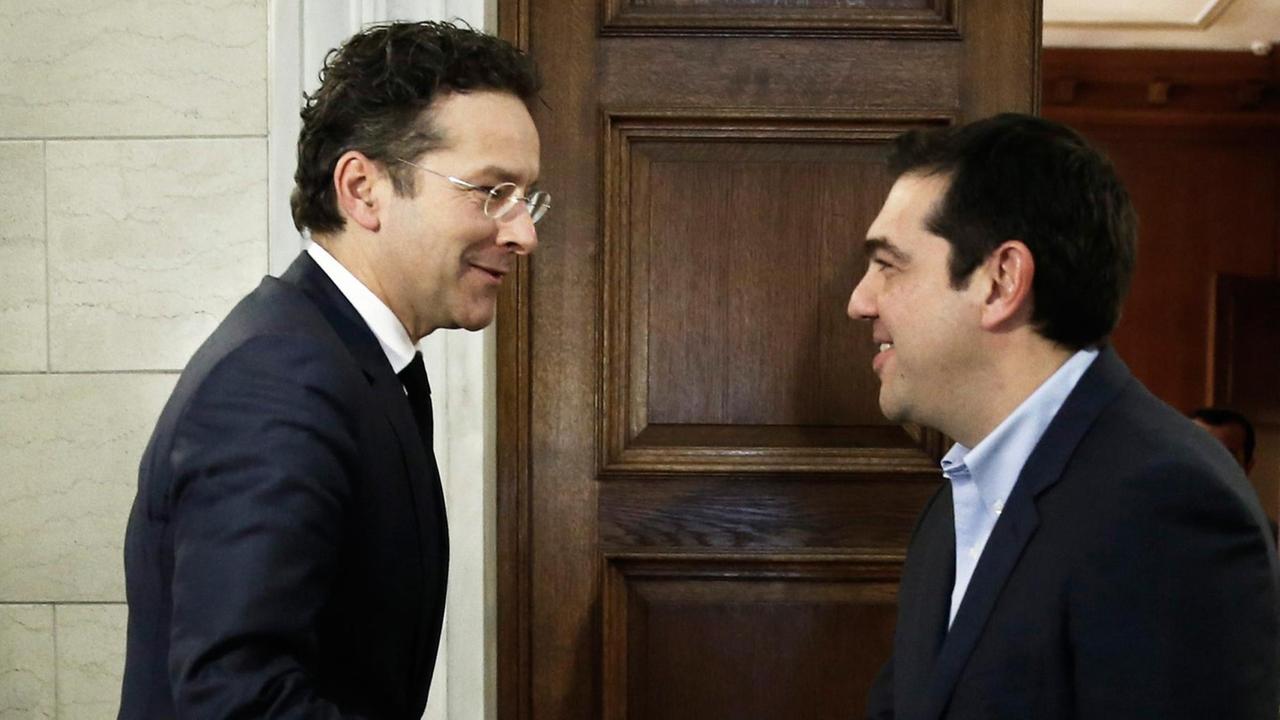 Der griechische Premier Alexis Tsipras (r) und der Eurogruppenchef Jeroen Dijsselbloem am 30.01.2015 in Athen.
