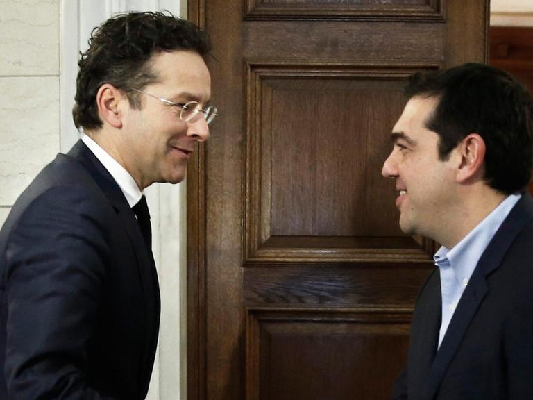 Der griechische Premier Alexis Tsipras (r) und der Eurogruppenchef Jeroen Dijsselbloem am 30.01.2015 in Athen.