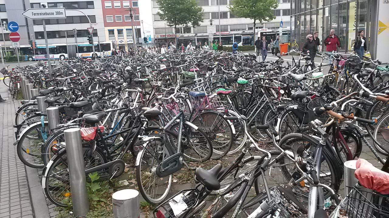 Fahrradleichen rund um den Münsteraner Hauptbahnhof.