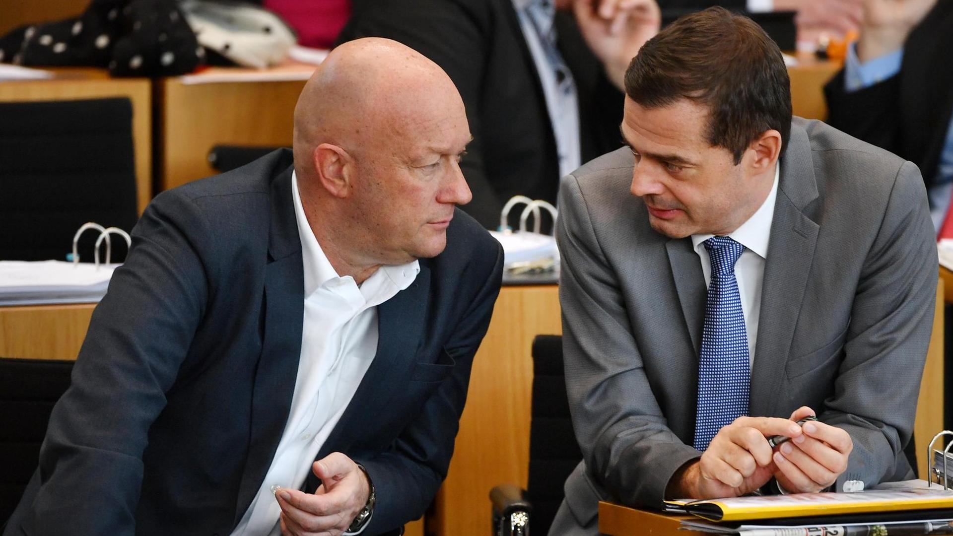 Das Foto zeigt Thomas Kemmerich (FDP) und den CDU-Fraktionsvorsitzenden Mike Mohring im Erfurter Landtag.