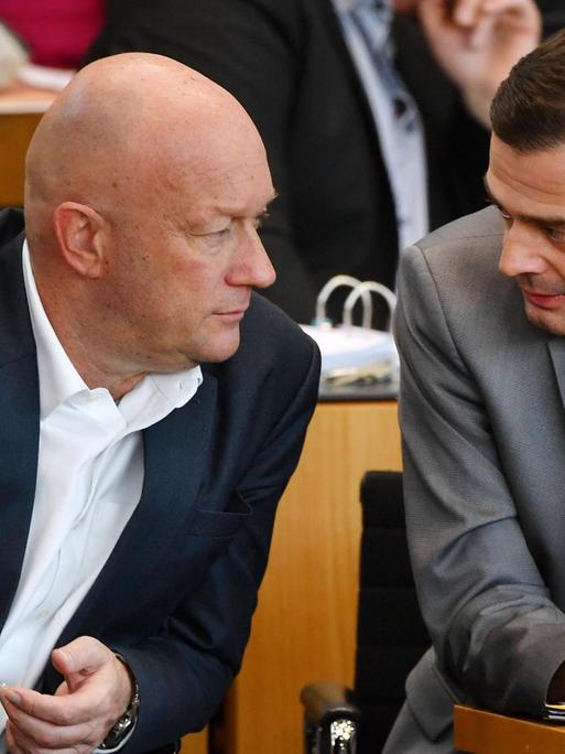 Das Foto zeigt Thomas Kemmerich (FDP) und den CDU-Fraktionsvorsitzenden Mike Mohring im Erfurter Landtag.