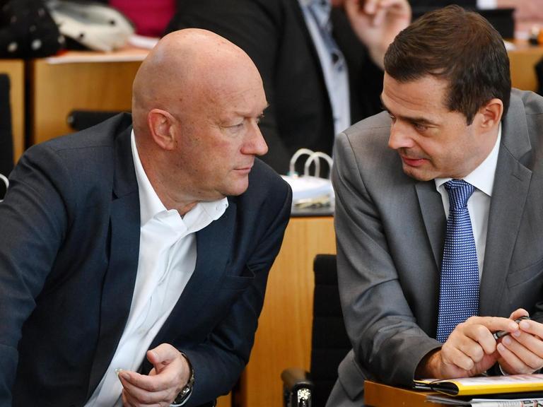 Das Foto zeigt Thomas Kemmerich (FDP) und den CDU-Fraktionsvorsitzenden Mike Mohring im Erfurter Landtag.