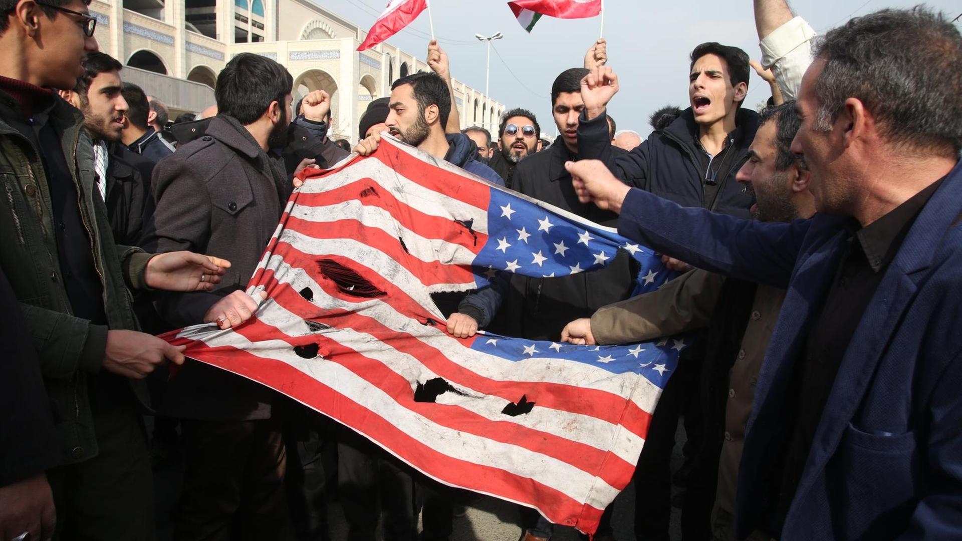 Iraner protestieren nach der Tötung von General Ghassem Soleimani in Teheran.