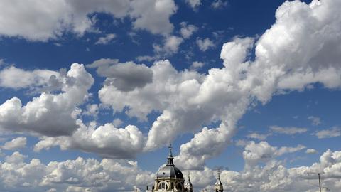 Weiße Wolken am Himmel über der Almudena-Kathedrale in Madrid.