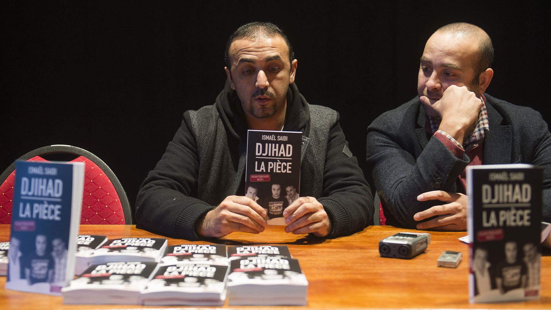 Ismael Saidi (r.) und Reda Chebchoubi am 4.12.2015 in Brüssel bei der Vorstellung des Buches "Djihad"