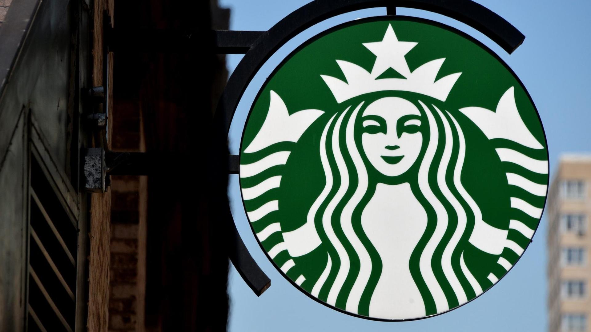 Das Logo eines Starbucks-Ladens in New York, USA
