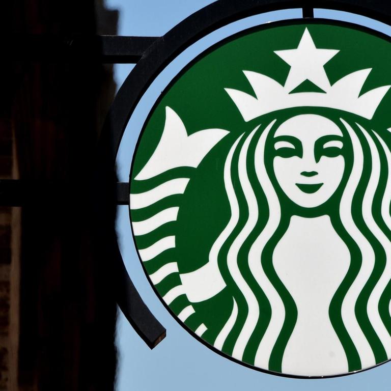 Das Logo eines Starbucks-Ladens in New York, USA