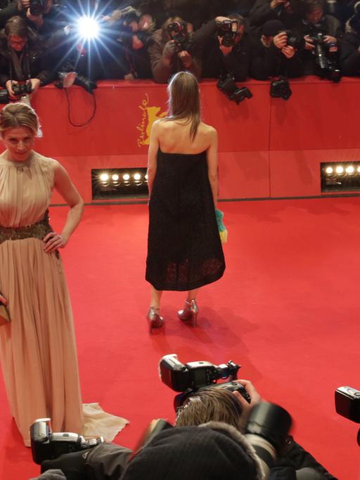 Die Schauspielerin Franziska Weisz (links) kommt in Berlin zur Eröffnungsgala der 65. Internationalen Filmfestspiele und zur Premiere von "Nobody wants the Night".