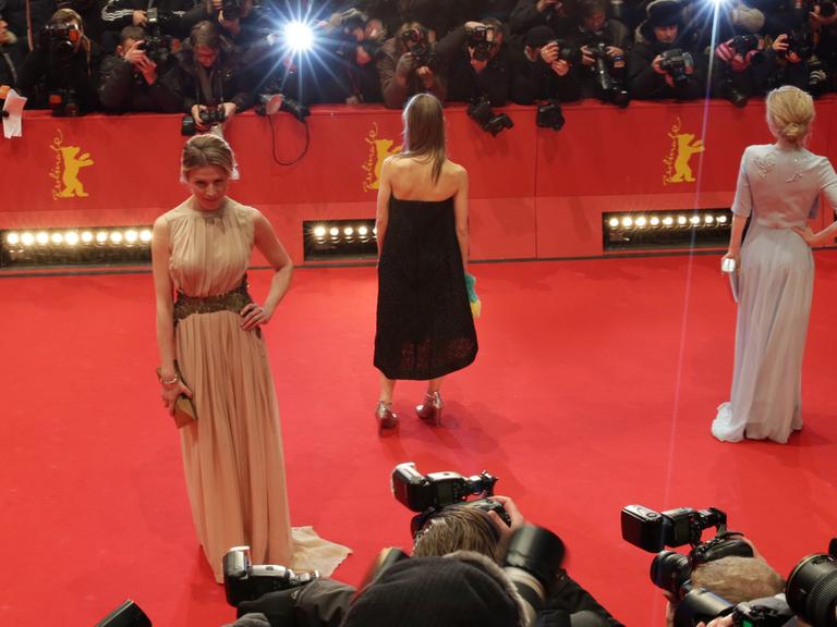 Die Schauspielerin Franziska Weisz (links) kommt in Berlin zur Eröffnungsgala der 65. Internationalen Filmfestspiele und zur Premiere von "Nobody wants the Night".