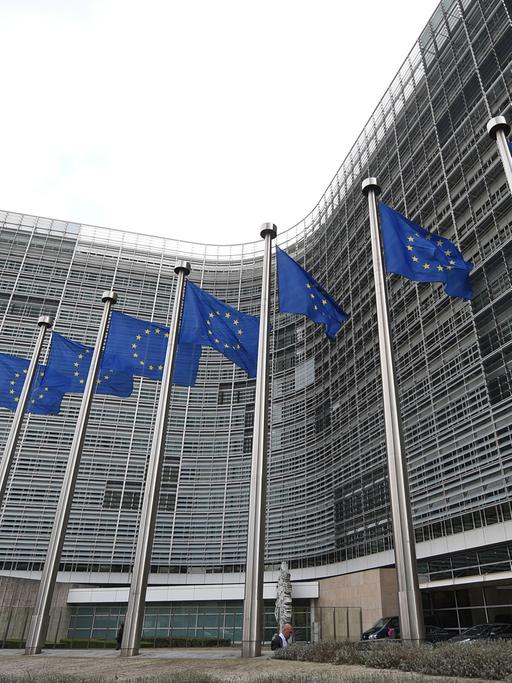 Vor dem Gebäude der EU-Kommission wehen blaue Europa-Flaggen.
