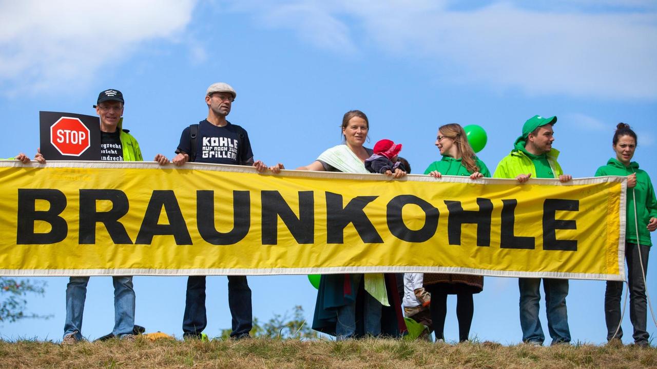 Menschenkette gegen Braunkohle: Umweltaktivsten protestieren Hand in Hand gegen neue Braunkohletagebau und für die Energiewende