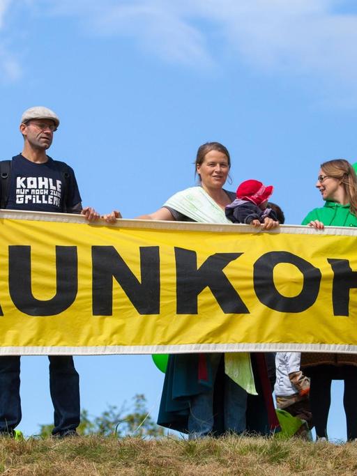 Menschenkette gegen Braunkohle: Umweltaktivsten protestieren Hand in Hand gegen neue Braunkohletagebau und für die Energiewende