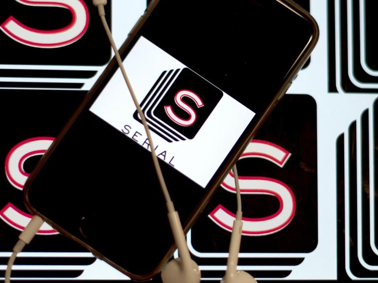 Ein Smartphone mit dem Icon der Podcast-App «Serial».