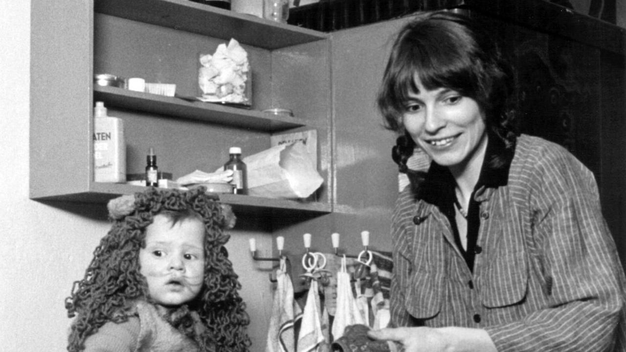 Ulrike Poppe mit ihrem Sohn Jonas im einzigen autonomen Kinderladen der DDR in Ostberlin im Herbst 1981. Frau Poppe ist im Dezember 1981 während der Aktion "Frauen für den Frieden" festgenommen worden, der Kinderladen wurde am 16. Dezember 1981 vom Staatssicherheitsdienst der DDR geräumt und zugemauert.