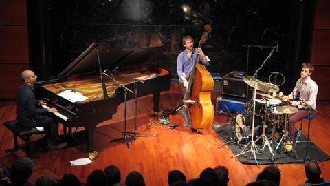Das Trio des Pianisten Florian Favre auf der Bühne des Beethoven-Hauses in Bonn