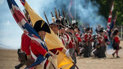 Angehörige der britischen Armee proben für ein Reenactment der Schlacht von Waterloo.