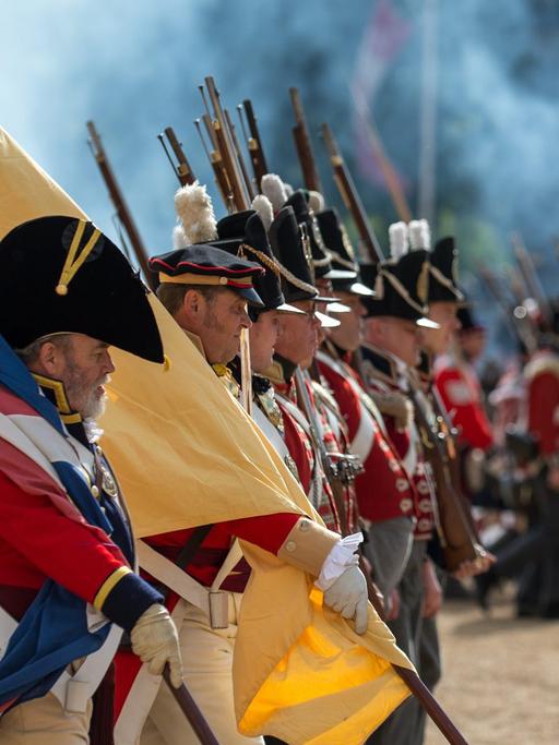 Angehörige der britischen Armee proben für ein Reenactment der Schlacht von Waterloo.