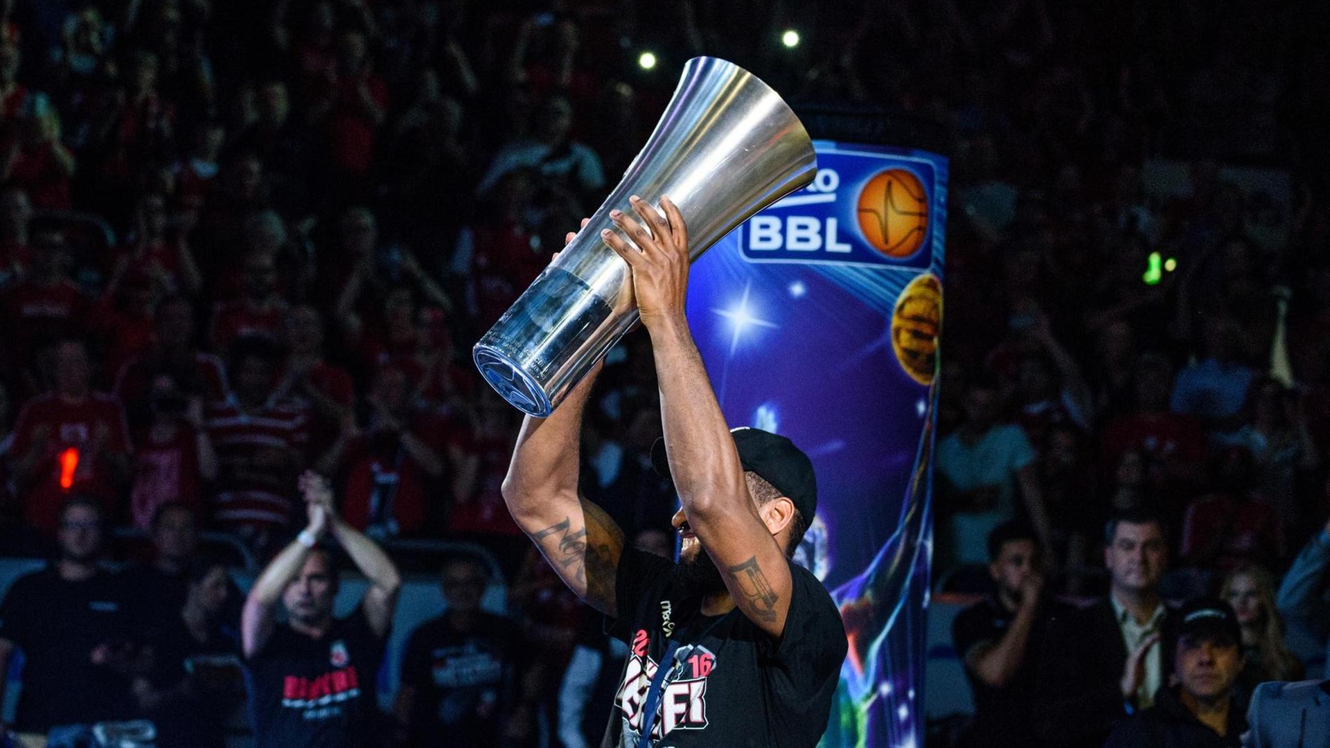 Der Kapitän der Brose Baskets Bamberg, Bradley Wanamaker, nach dem entscheidenden Spiel gegen ratiopharm Ulm mit dem Pokal Der Kapitän der Brose Baskets Bamberg, Bradley Wanamaker, nach dem entscheidenden Spiel gegen ratiopharm Ulm mit dem Pokal